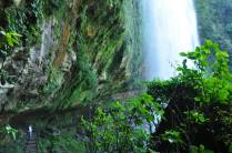 Passando por trás da cachoeira de Misol-Ha, próxima à Palenque, em Chiapas, no sul do México